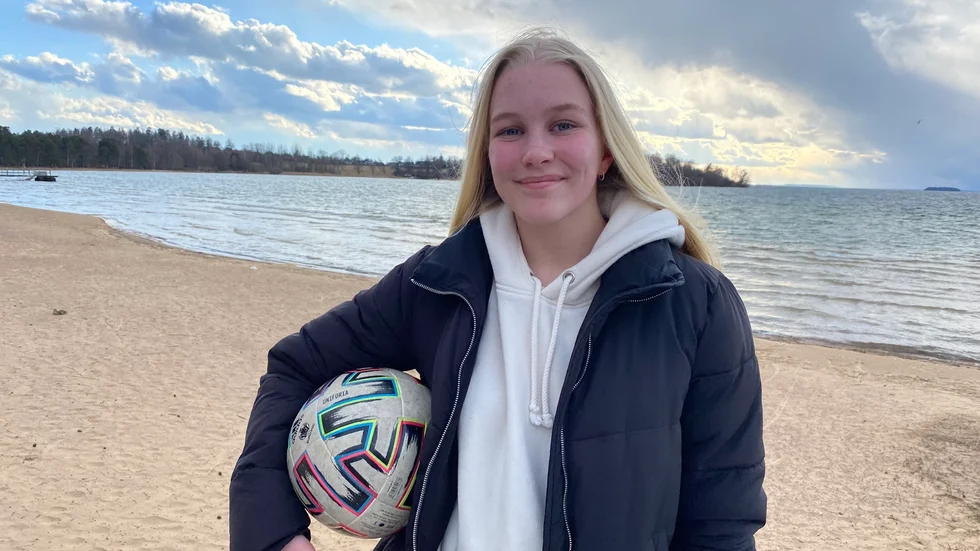 Det är nu, april 2022. Tuva Ulvan Andersson är 16 år och redo för division 1-spel redan den här säsongen med Borens IK. I premiären på lördag blir det 19-åriga Ella Larsson som står, men under säsongen är också Tuva ett alternativ.
