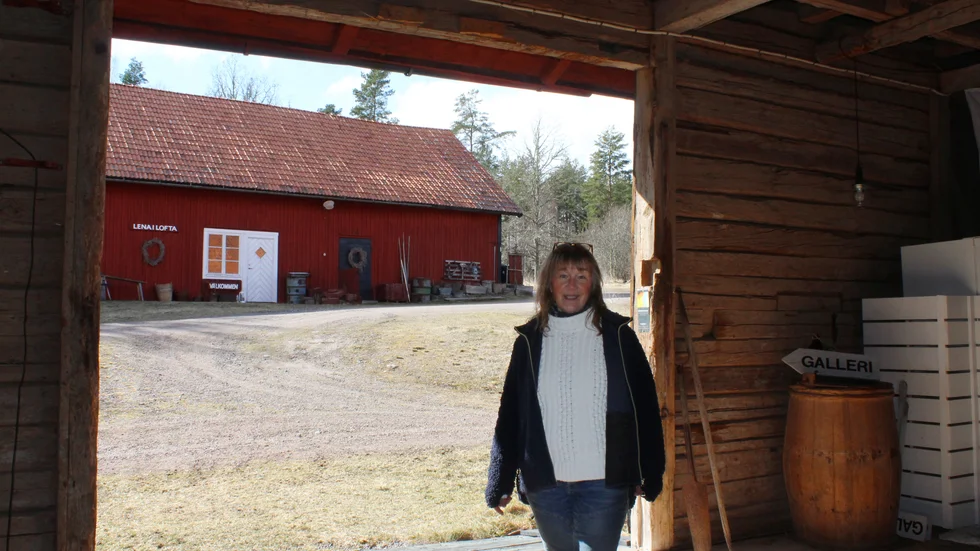 Lena Söderström i ladan, där de flesta av hantverkarna kommer att sitta.