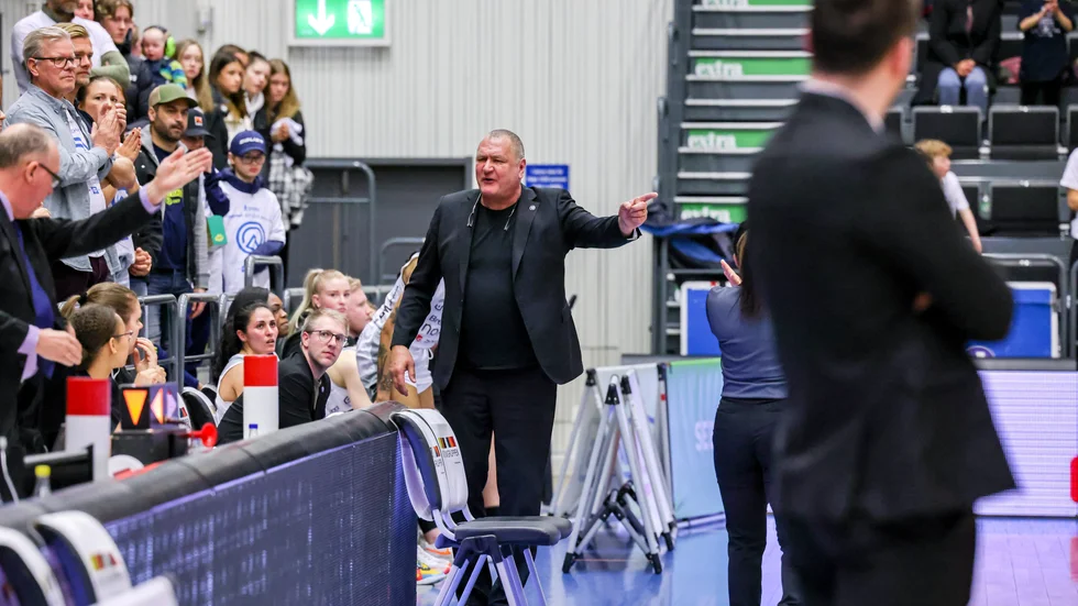 Luleå Basket mot A3 Umeå Basket under semifinalen i Luleå Energi Arena med tränaren Jan Enjebo.