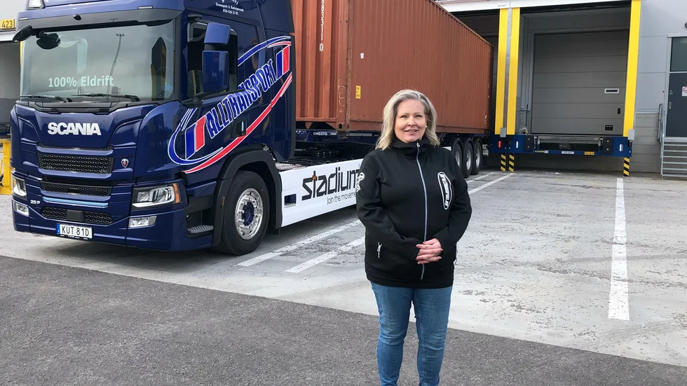 Annika Elgström, ägare i JE Åkeri transport & entreprenad framför den eldrivna lastbilen från Scania.