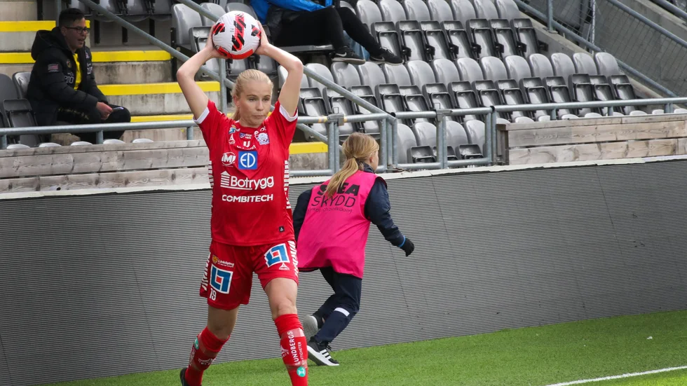 Stina Lennartsson gjorde sitt första allsvenska mål för LFC och på länge när hon avslutade målskyttet mot Umeå. "Vi sa att vi skulle driva matchen i 90 minuter och det gjorde vi", sa Andrée Jeglertz, tränaren.