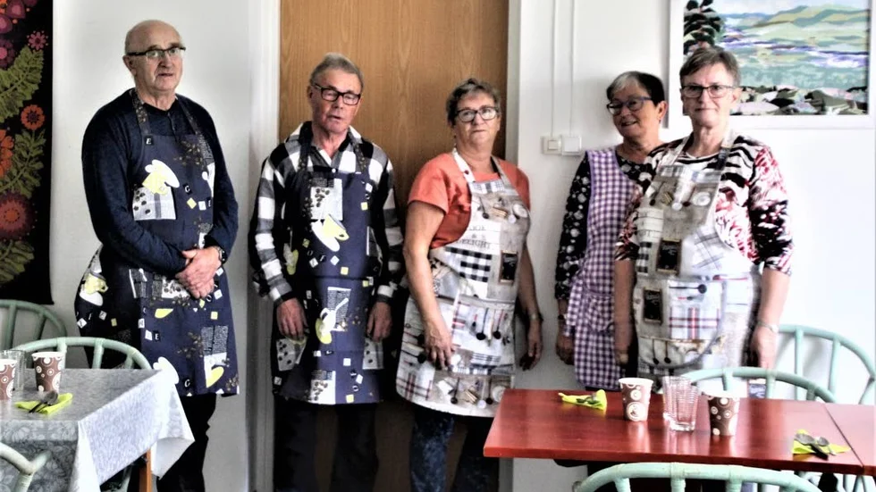 Albin Nilsson, Ove Engström, Eva Engström, Karin Hansson och Anita Elfmark stod för serveringen.