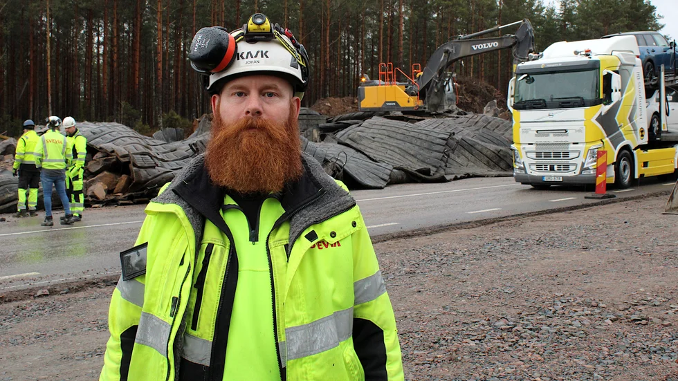 I ett tv-inslag på www.vimmerbytidning.se berättar Johan Rooswall, arbetsledare på Svevia, hur bergssprängningarna längs sträckan går till.