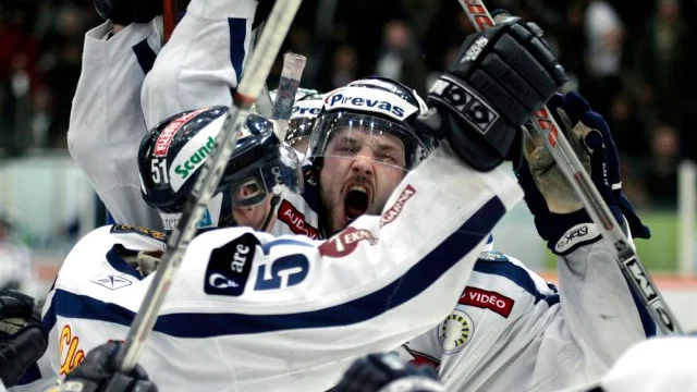 KARLSTAD 20070323 
Niklas Persson avgjorde i förlängningen i semifinalmatch 2 av 7 mellan Färjestad och Linköping i SM-slutspelet i ishockey på Löfbergs Lila Arena i Karlstad på fredagskvällen.  
FOTO: Mats Endermark / SCANPIX Kod 65005