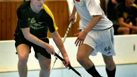 FC Linköpings Patrik Fransson i kamp med Sjöstads Simon Klein. Bild: MIKAEL SVENSSON