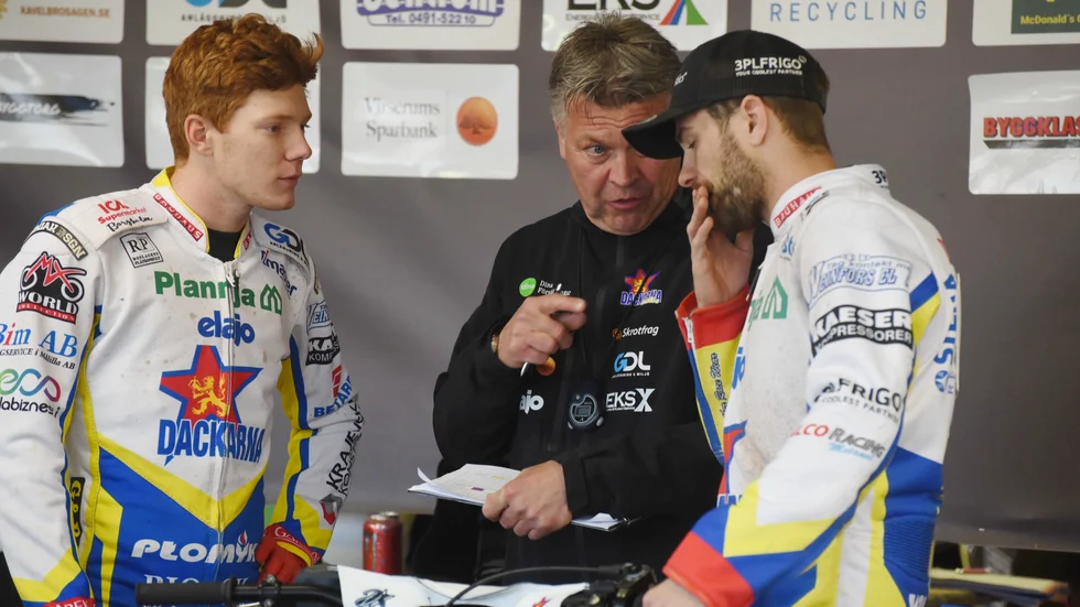 Dackarnas Mikael Teurnberg i samspråk med Daniel Bewley och Rasmus Jensen.