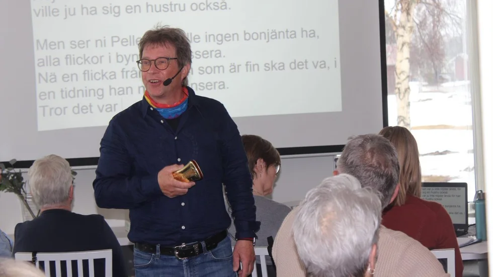 Gunnar, Westergren underhöll med fiol, gitarr, ukulele och munspel och presenterade musikunderhållning av hög klass.