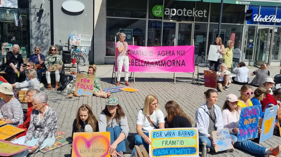 Rebellmammorna vid en manifestation på Östercentrum i maj 2023.