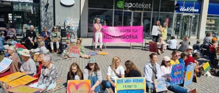 Rebellmammorna fick oväntat stöd från lokalt band