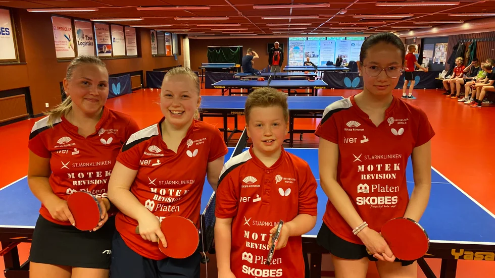 Västers BTK, se Nathalie Österlund och Clara Ellermann till vänster på en tidigare bild inför USM, har förhoppningar om spel i Pingisligan på damsidan.