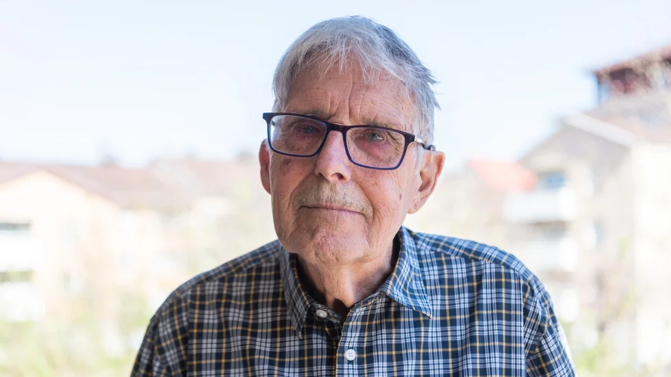Bernt Dahlén vill inte gå runt med en radiomottagare runt halsen när han är på teater. "Det är fullständigt antikt", säger han.