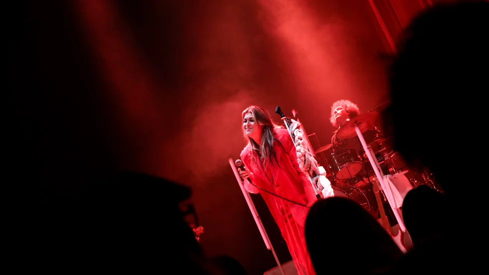 Berättande och musik i en fin balans präglade Linnea Henrikssons konsert i Sara kulturhus.