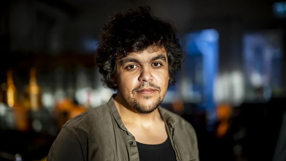 DN-fotografen Alexander Mahmouds arbetsdagbok är en drabbande skildring av arbete, trauma och samtidens Sverige, menar Kurirens recensent Simon Olofsson.