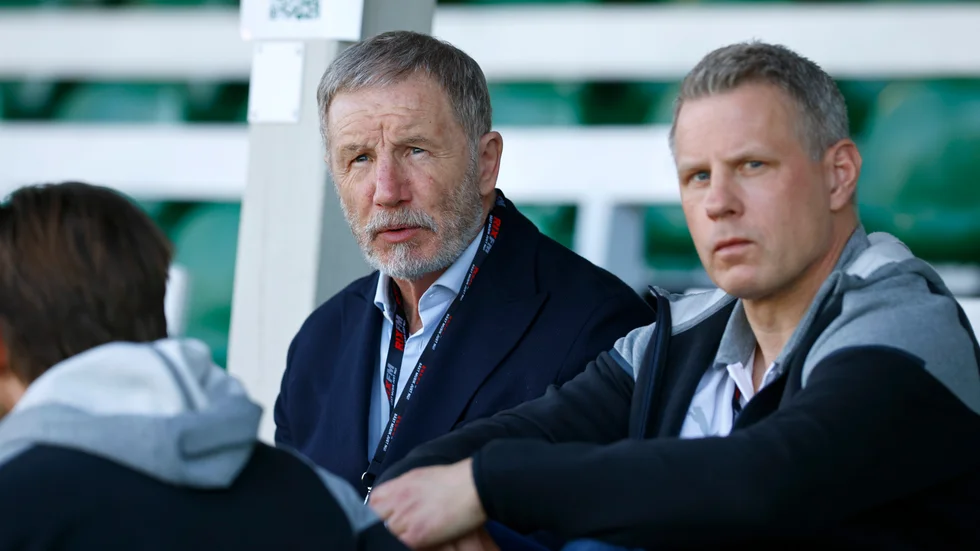 Helsingborgs tränare Stuart Baxter och ordföranden Fredrik Karlsson på läktaren på Domnarvsvallen i Borlänge.