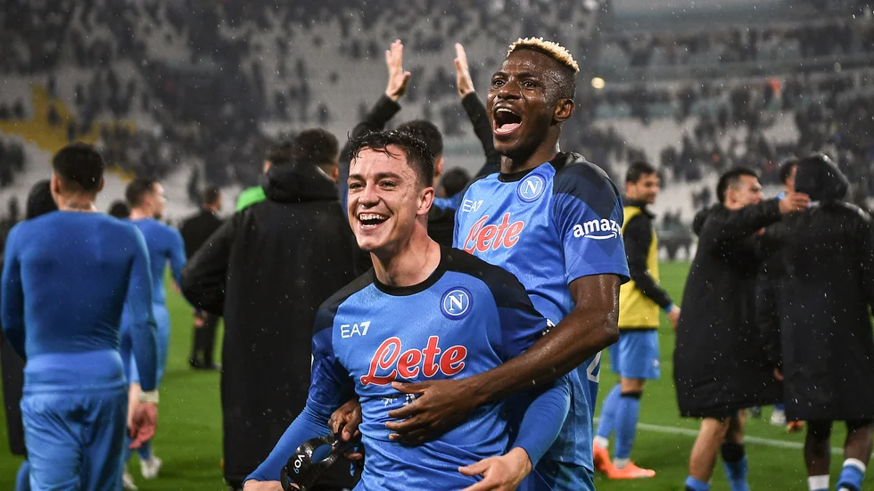 Napoli slog Juventus borta och är nära att vinna Serie A. Vid hemkomsten till Neapel tog tusentals supportrar emot Napoli-spelarna.