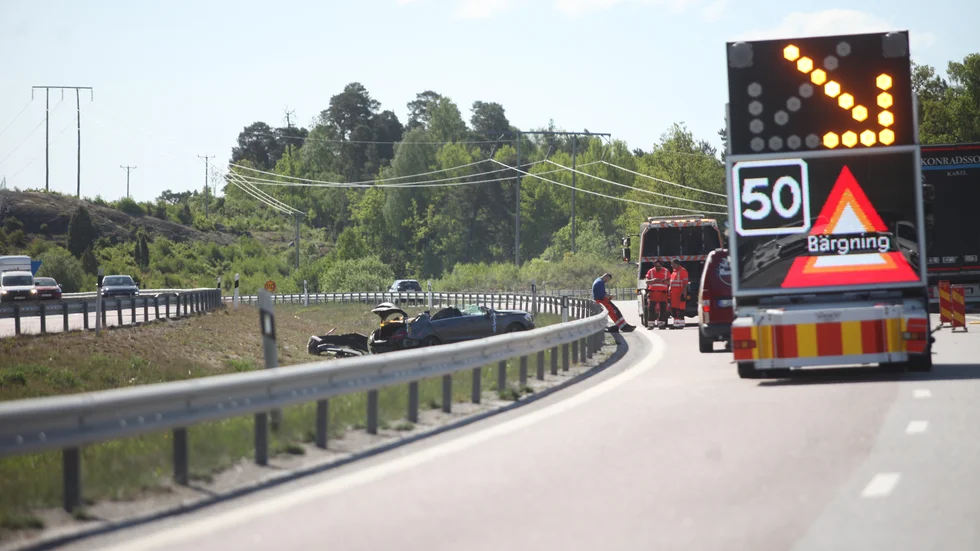 Trafiken släpptes långsamt förbi olycksplatsen under måndagsförmiddagen.