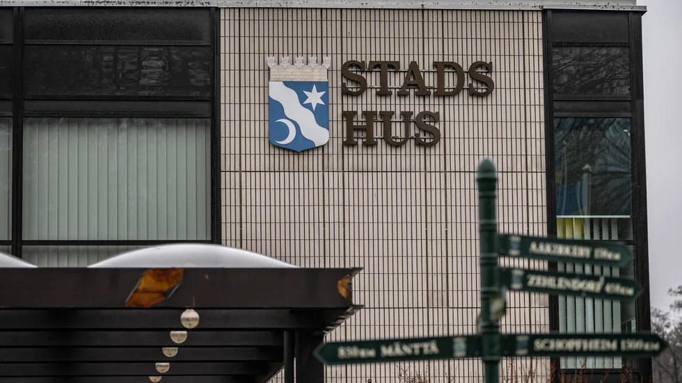 Väktare finns på plats vid Ronneby stadshus efter ett hot. Arkivbild.