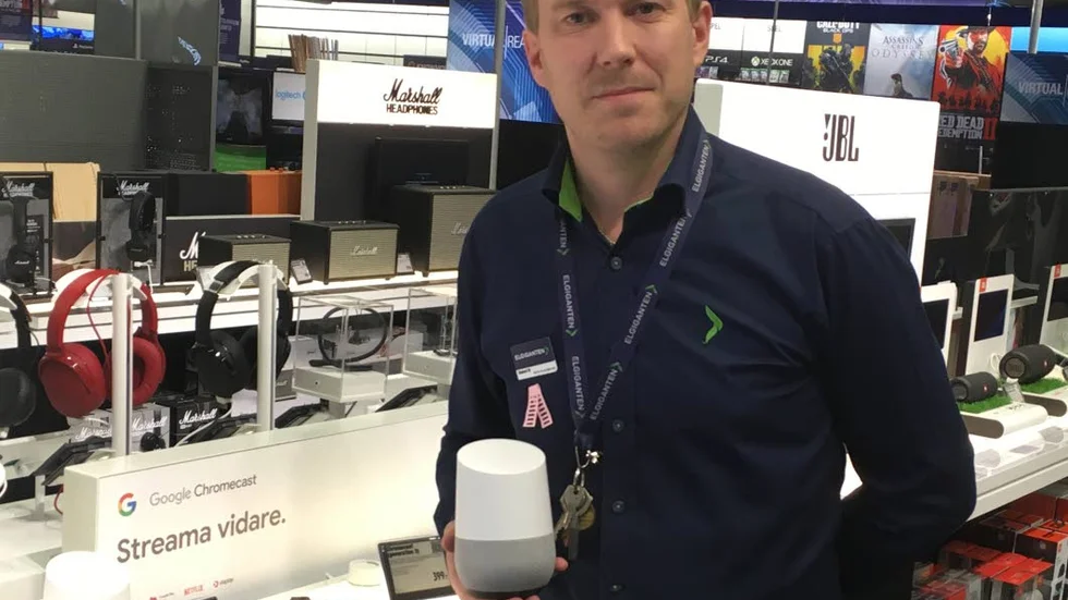 Robert Wallsten, varuhuschef på Elgiganten i Uppsala, tror att den smarta högtalaren blir navet i framtidens hem.