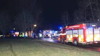 En skadades vid en brand på ett boende i Jälla under natten till torsdagen.