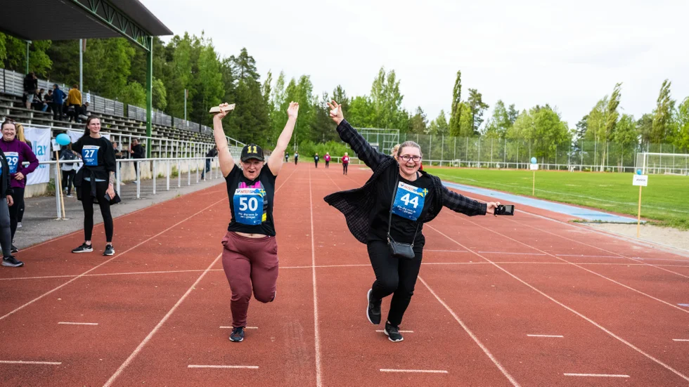 Under onsdagen var det dags för den artonde upplagan av Kommunjoggen. Olena Bocharova och Natalja Biteniece firade målgången efter förrättat värv.
