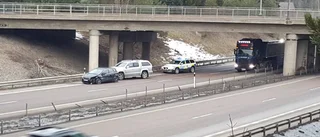 Bil in i räcket på E18