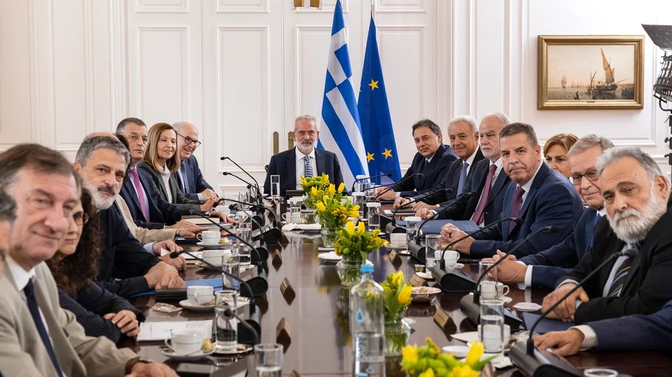 Greklands övergångsregering, ledd av domaren Ioannis Sarmas.