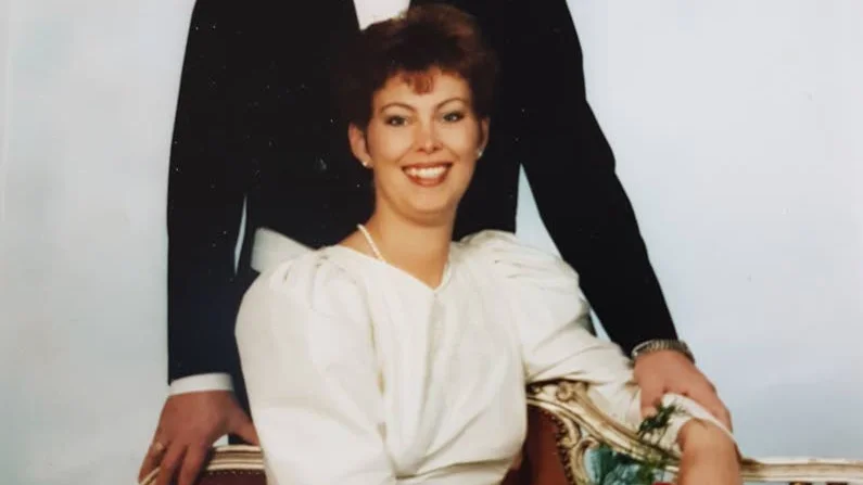 SILVERBRÖLLOP. 25-årig bröllopsdag firar Marina och Erik Åström, Luleå. De vigdes den 23 oktober 1993 i Gammelstads kyrka. Vigselförrättare var Alf Johansson.