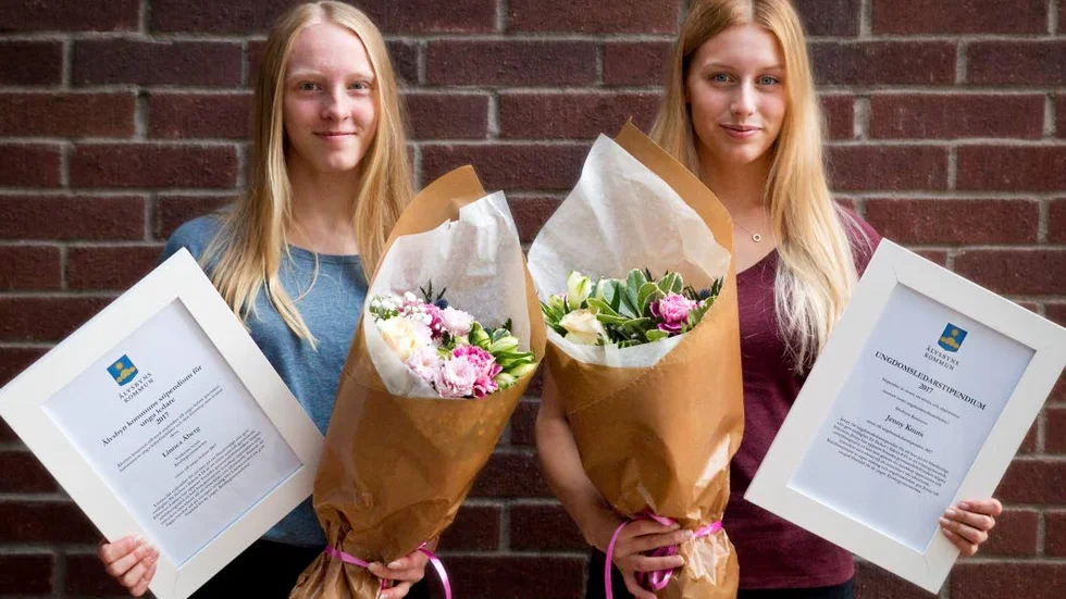 Prisade. Linnea Åberg t.v och Jenny Knuts, Älvsbygymnasterna, har tilldelats varsitt ledarstipendium.