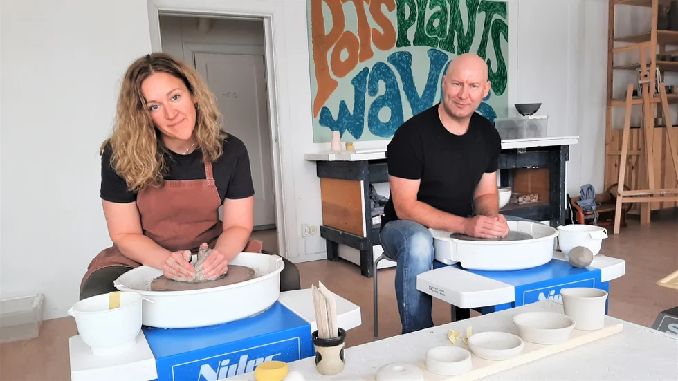 Det började med en prova-på-kurs i England och drejskiva i julklapp. Nu har Eva Fjällström och Adrian Rodriguez tagit företaget Pots Plants Waves till Rosvik. Byn har nu en keramikverkstad och kursverksamhet för allmänheten.