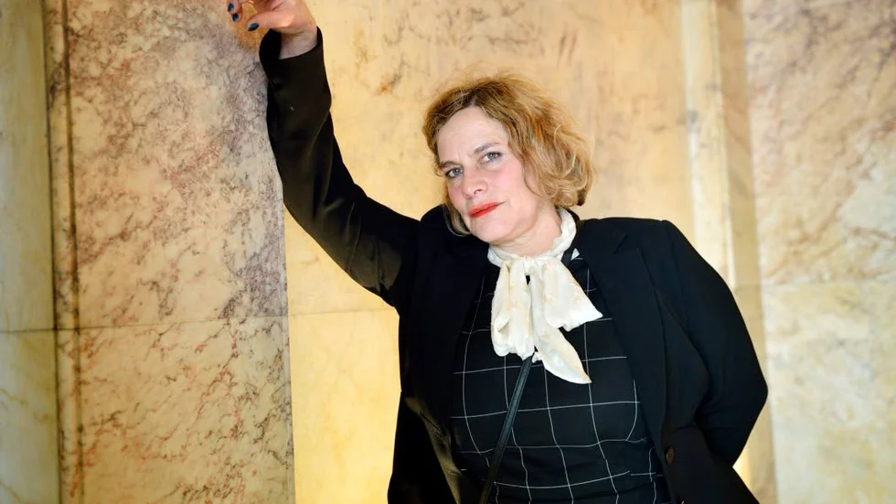 Författaren Deborah Levy är aktuell med boken "Simma hem".