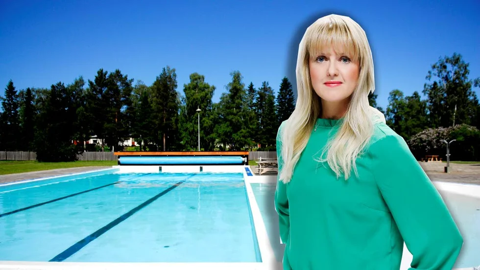 "Blixtsnabbt gjorde jag bedömningen att det skulle gå fortare att springa läng med, än att simma över hela poolen". Nyhetskrönikör Anna Stenberg skriver om ett dramatiskt ögonblick när hennes barn var sekunder från döden. OBS! Aronsbadet på bilden har inget met händelsen att göra.