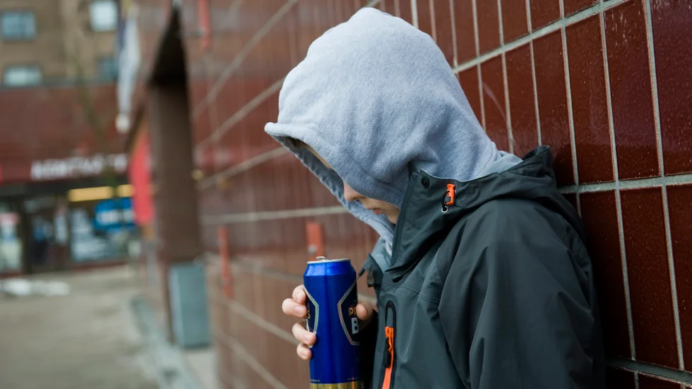 "Att utöka antalet fältarbetare skulle öka möjligheten att nå grupper av barn och unga som är svåra att nå, som till exempel barn och unga med missbruksproblem, som befinner sig i kriminalitet, som lever i hederskontext, har normbrytande beteenden eller har psykisk ohälsa", skriver debattörerna.