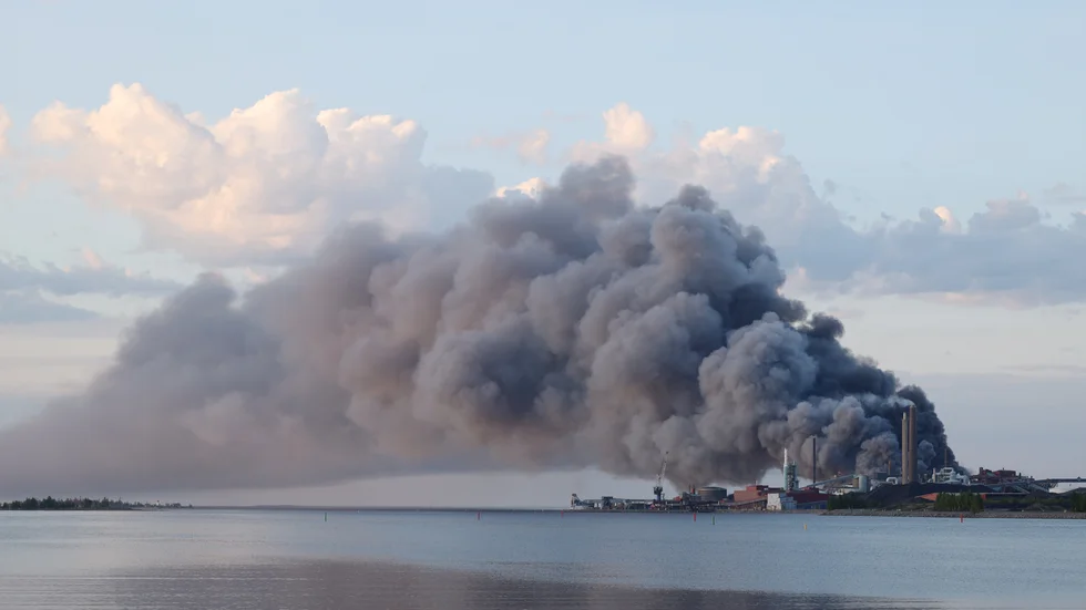 En kraftig brand rasar i Rönnskärsverken i Skelleftehamn.