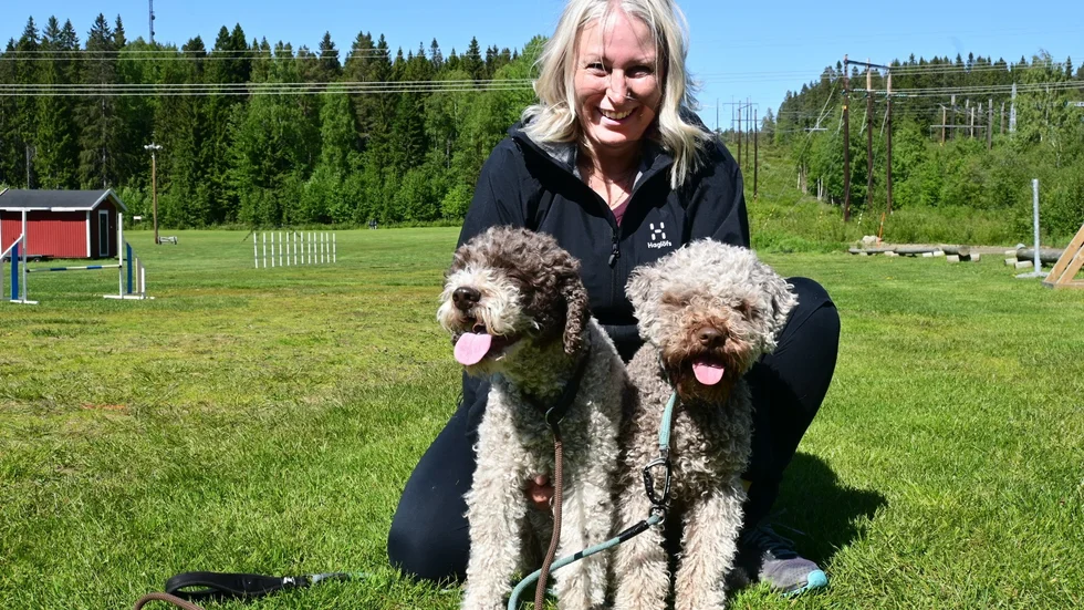 Susanne Sundberg med sina hundar Polly och Leia. 