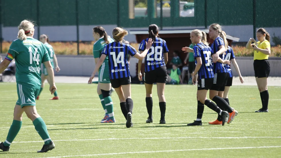 Amanda Ljunggren jublar efter att ha gjort 2–1.