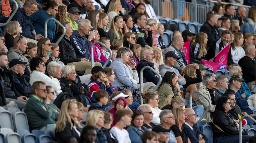 821 åskådare bänkade sig på Studenternas långsida för att heja fram hemmalaget mot Rosengård.