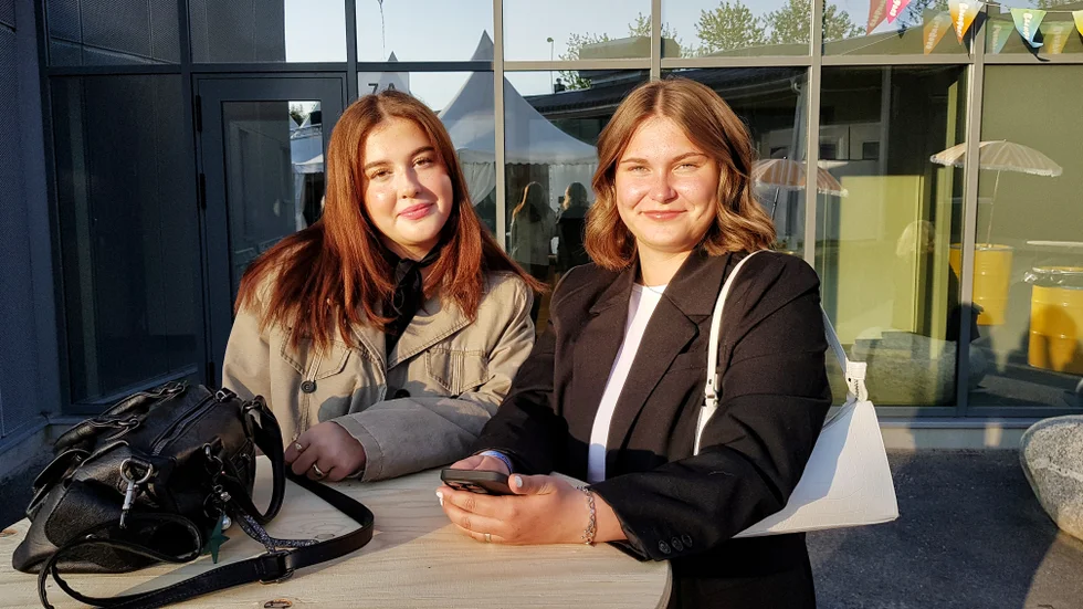 Sanna Granström och Jennifer Forsberg ska gå på Backyard både lördag och söndag. "Det är ett mysigt område, vid ingången kändes det som att man klev in i ett prinsessparty", säger Jennifer.