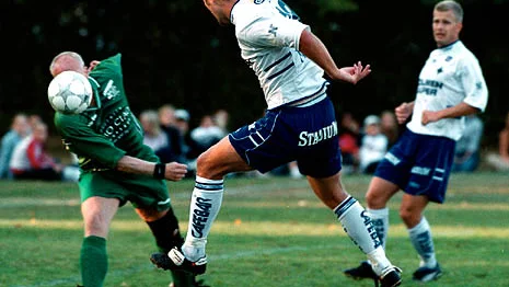 Aj, aj, aj, det där gör nog ont på Ljungsbrospelaren Tomas Dahlström. Det är IFK Norrköpings Jonas Wallerstedt som avlossar skottet. Bild: JAN CHRISTER PERSSON