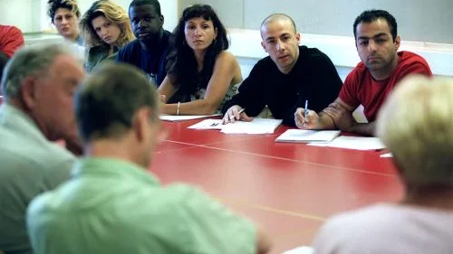 Invandrare mötte Motalapolitikerna på Carlsund med stort intresse. Fr v Ilham Morad, Lona Morad, Oumar Youm, Elena Bojina, Fadi Hamade och Araz  Toma. I förgrunden Björn Jansson (fp), Anders Andersson (v) och Sirpa Mikkola (v).