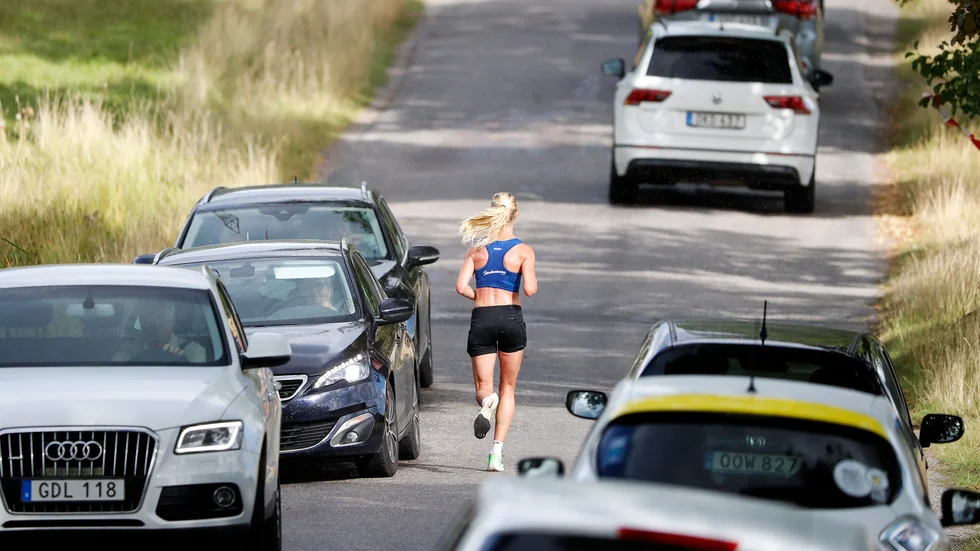 Skotska Joasia Zakrzewski tog bilen - mitt under maratonloppet. Varken bilarna eller löparna på bilden har något med texten att göra. Arkivbild.