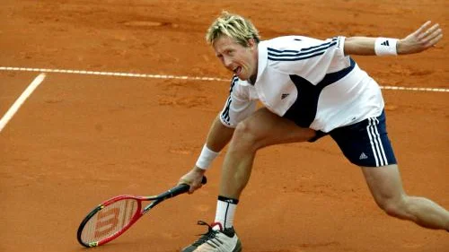 Jonas Björkman var chanslös mot Carlos Moya i Båstad. Björkman förlorade kvartsfinalen med 6--4, 6--3. Därmed är samtliga svenskar utslagna ur singelturneringen.