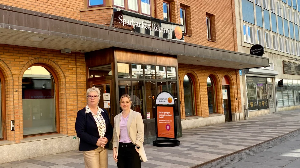 Sparbanken Rekarne har fått in initiativ som vill öka tryggheten i Strängnäs. Här på bild är Annika Helg, vd, och Johanna Tömmervik, som är marknads- och kommunikationschef.