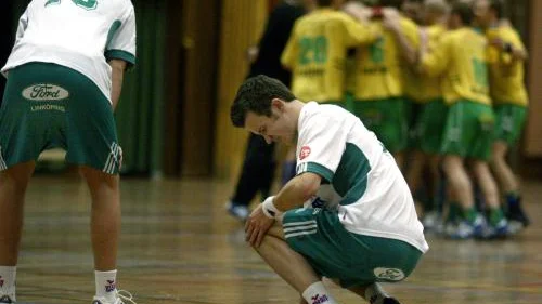 Mantorps Rikard Larsson och Magnus Engfeldt (13) deppade medan Cyrusspelarna fick glädjefnatt efter gårdagens division I-match i handboll.