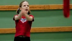 Fokus på bollen och rätt grepp. 10-åriga Victoria Lööf tyckte precis som de flesta barnen i Vifolkaskolan att volleyboll med studs var jättekul.