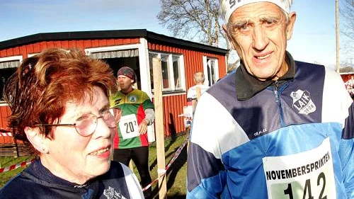 Gunnel Nilson och Ole Tvete, Linköpings AIK, gladdes åt att ha plockat en placering på andrasträckan i veterankavlen i &#34;Novembersprinten&#34;. Bild: MIA KARLSVÄRD
