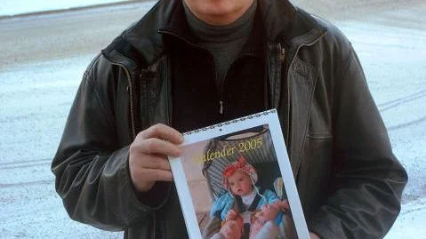 Håkan Carlsson, pastor i Elimförsamlingen i Horn, har låtit trycka upp almanackor för att få in bidrag till ett mödrahem i Lettland. Bild: ULF NILSSON