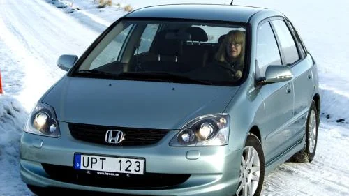 Honda Civic har fått en ansiktslyftning men börjar ändå kännas lite gammal. Fast utrymmesmässigt står den sig fortfarande i konkurrensen.Bild: ROLF GILDENLÖW