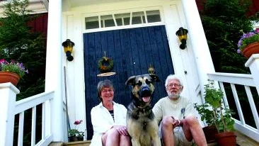 Ruffe, en 2,5-årig leofer (ny konstruerad ras mellan leonberger och schäfer) trivs lika bra på landet som matte och husse, Astrid och Nicke Bäcklund.