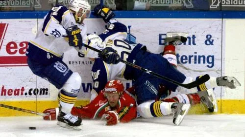 Tufft och tätt, precis som vanligt i SM-serien mellan Frölunda och HV 71. Här är det HV:s Andreas Jämtin som ger Frölundas Kimmo Eronen en rejäl tryckare. HV vann matchen med 10 efter förlängning där Per-Åge Skröder blev matchhjälte. PRESSENS BILD