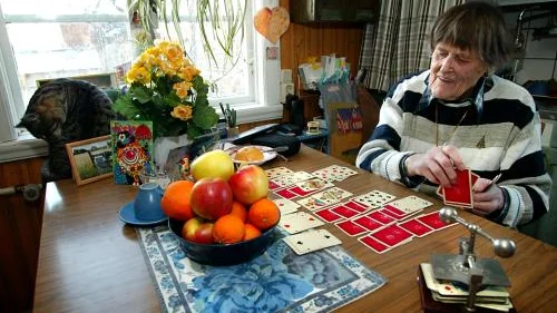 Gun Odelberg är en glad 90-åring som bland annat läser franska och latin. Hemligheten bakom hennes välbefinnande är enkel. Hon har alltid känt sig behövd. Bild: PIA MOLIN